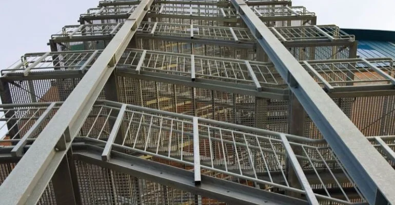 Die Flucht- und Feuertreppenlösung „Vier-Stützen-Turm“